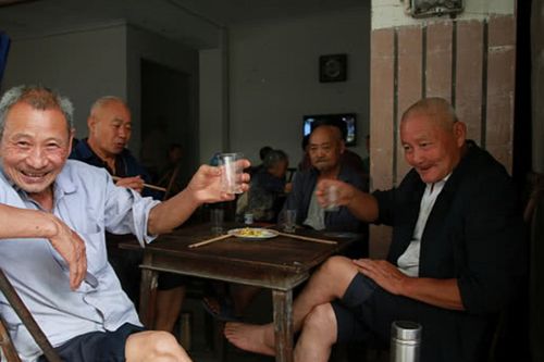 内行人买白酒，不挑贵的只认瓶身2行字，轻松选好酒